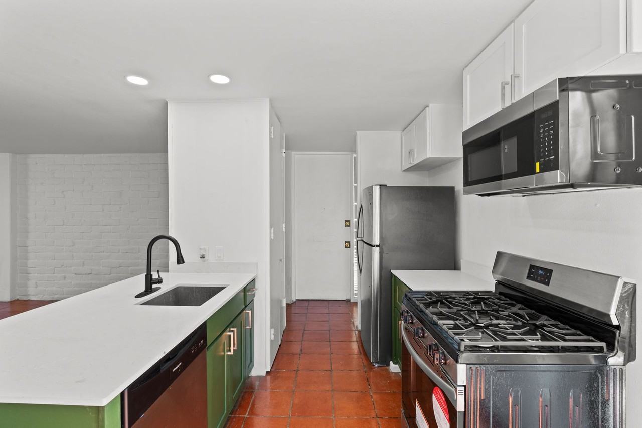 Four Oaks Apartments - Photo 7 of 19