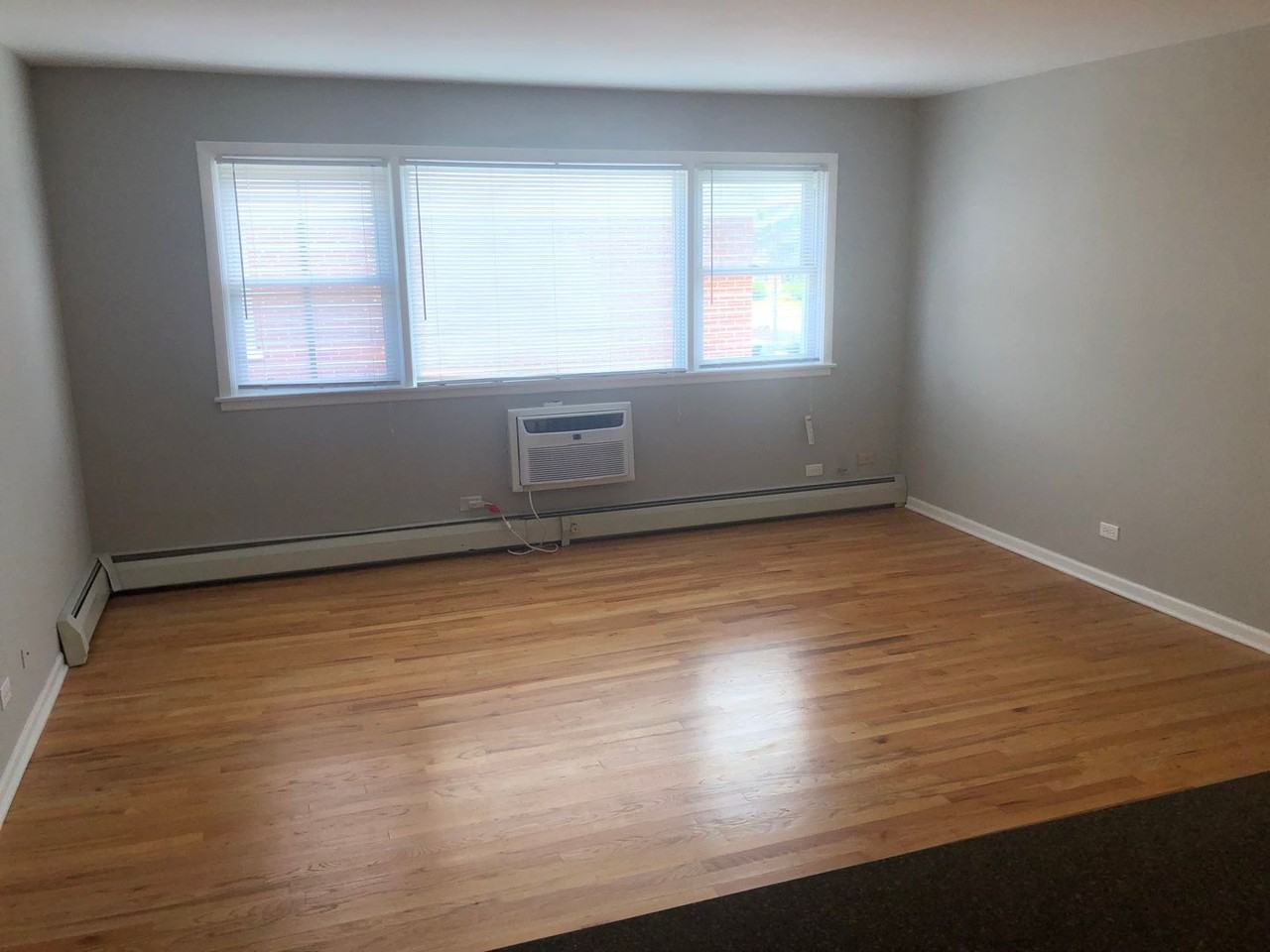 10121 Hartford Ct - Photo 2 of 7