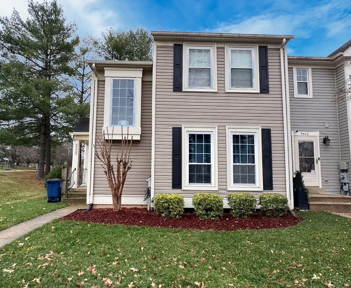 9500 Melrose Square Way - Photo 2 of 37