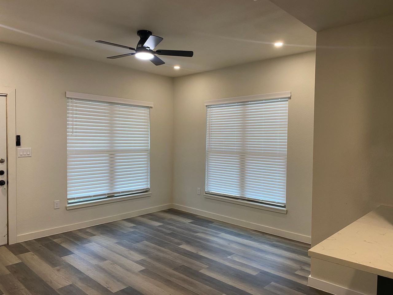 BEATRICE - Photo 5 of 38