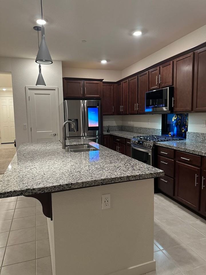 1070 Johns Hopkins Court - Photo 3 of 18