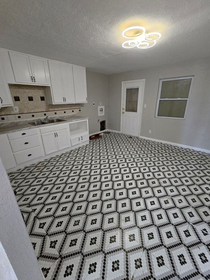 1140 Saint Rose Ln - Photo 5 of 15