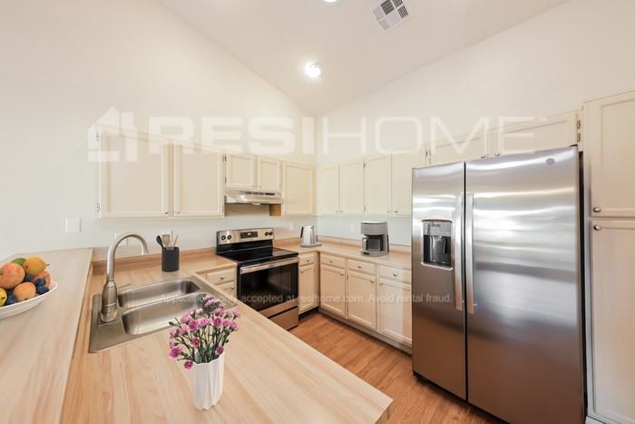 6214 W Cheryl Dr - Photo 2 of 17