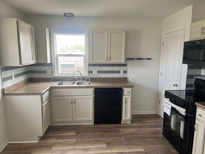 904 Randolph St - Photo 7 of 12