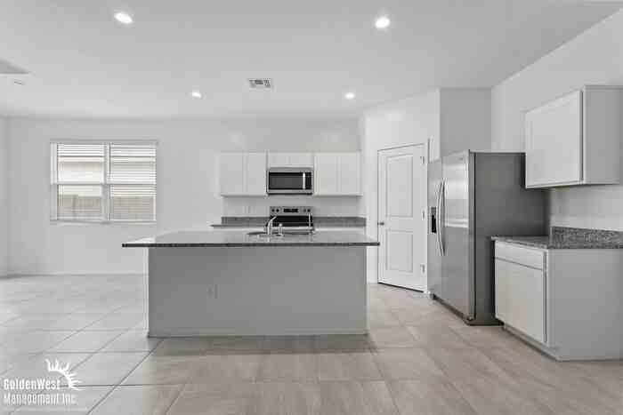 1361 W Hess Ave - Photo 4 of 22