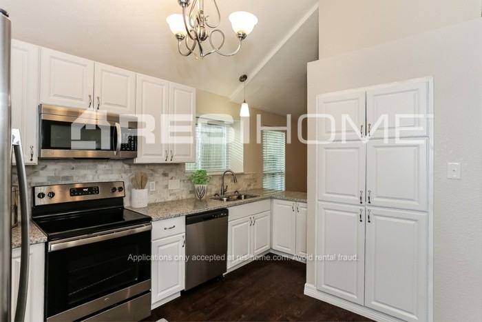 818 Ashmount Ln - Photo 3 of 20