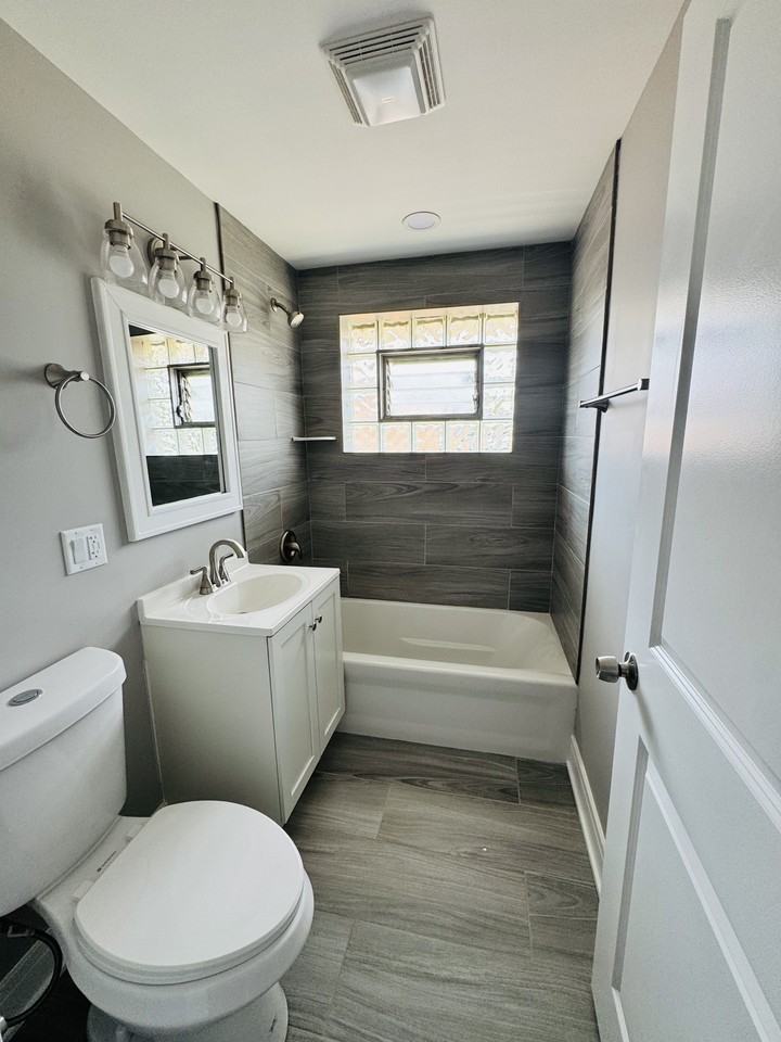 843 W 123rd St #V1 - Photo 5 of 6