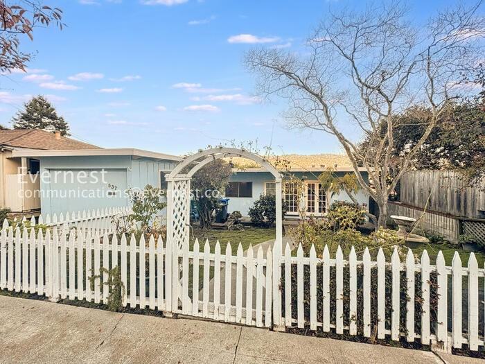 537 Madison St - Photo 3 of 32