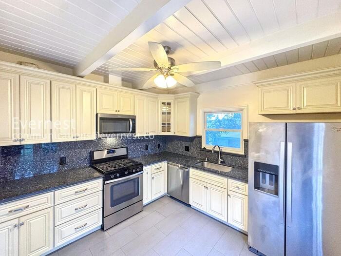 537 Madison St - Photo 7 of 32