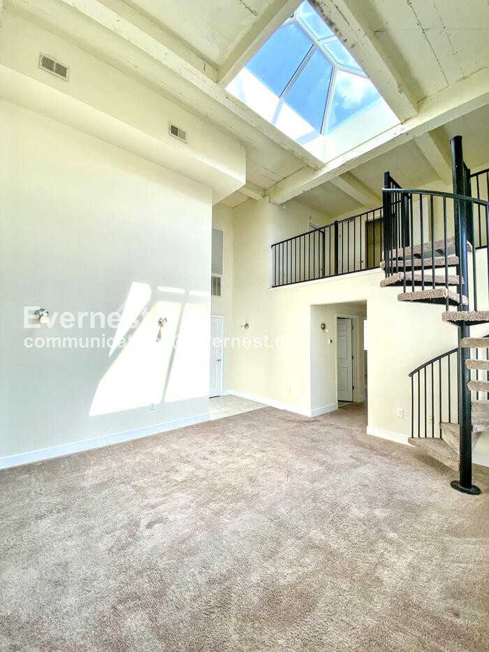 525 E Grace St #401 - Photo 3 of 15