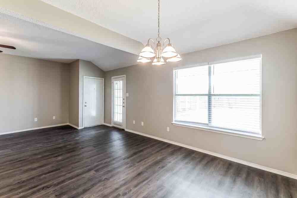 1433 Spicewood Dr - Photo 4 of 16