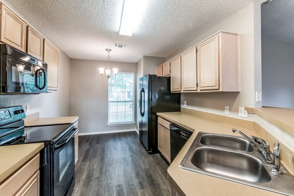 1433 Spicewood Dr - Photo 5 of 16