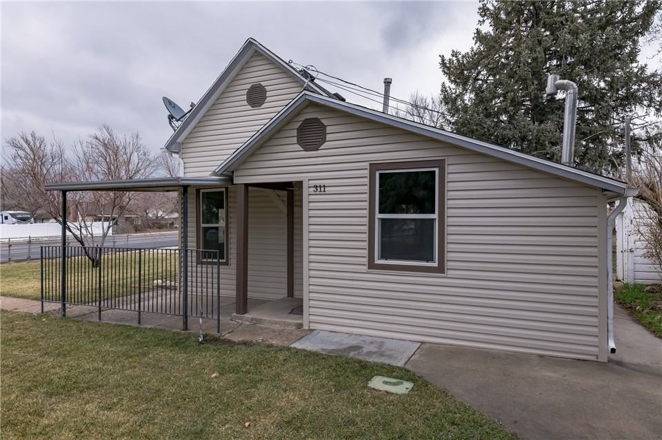 311 Southeast Street - Photo 2 of 17