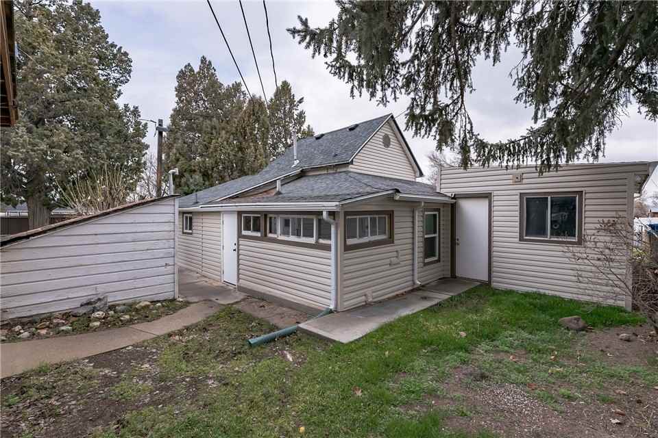 311 Southeast Street - Photo 3 of 17