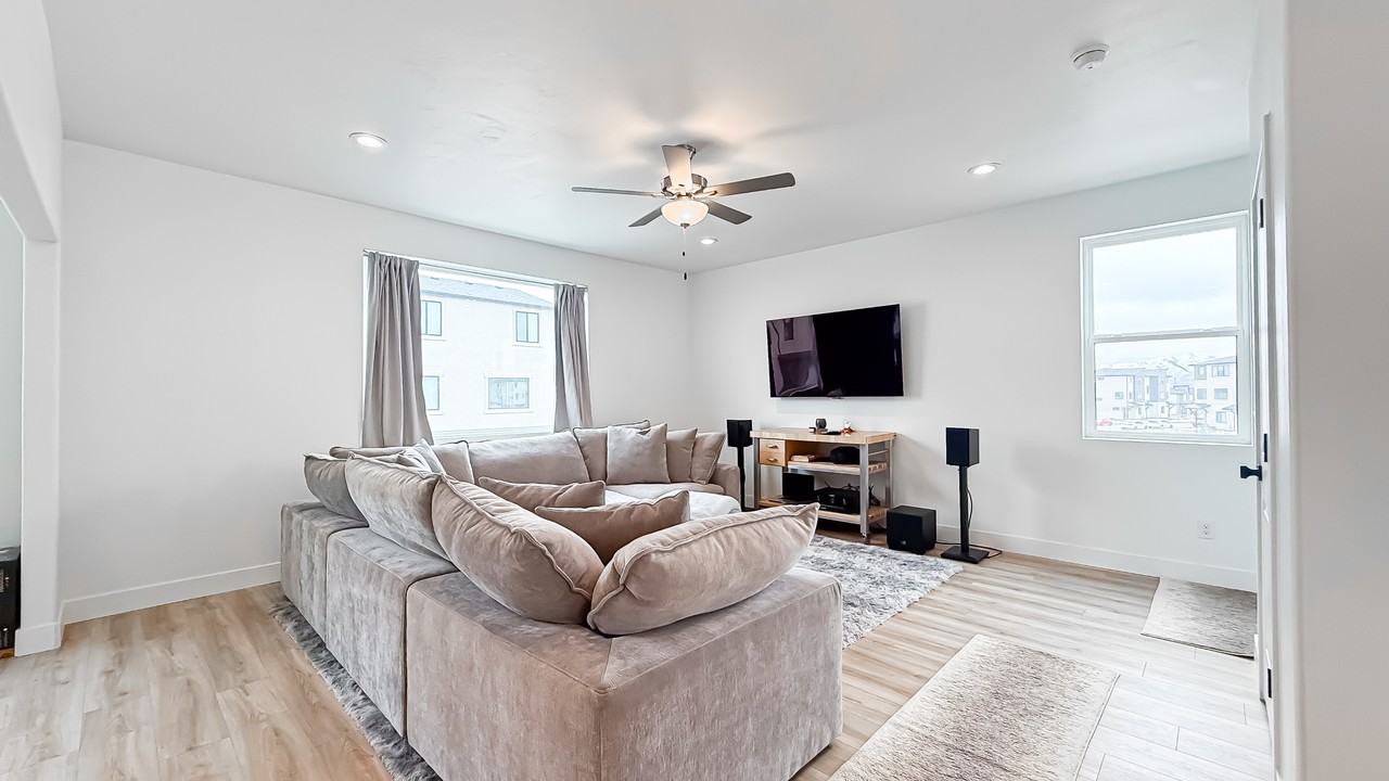 888 Ws - Photo 2 of 10