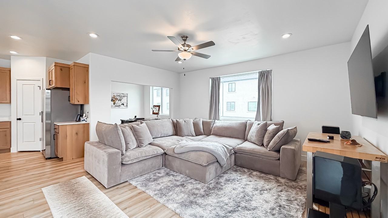 888 Ws - Photo 3 of 10