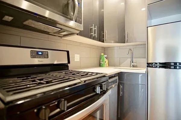 912 Bergen St - Photo 2 of 7