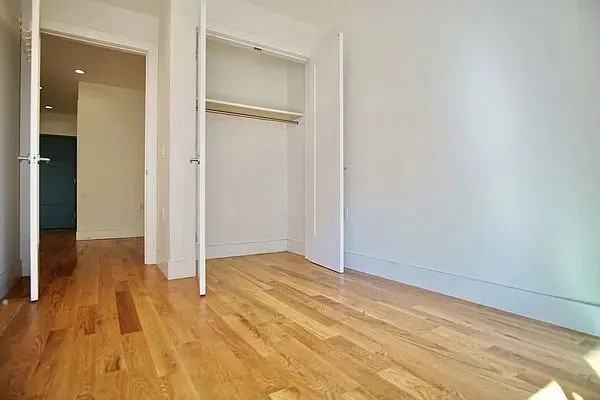 912 Bergen St - Photo 3 of 7