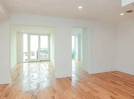 912 Bergen St - Photo 4 of 7