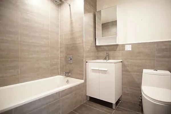 912 Bergen St - Photo 5 of 7