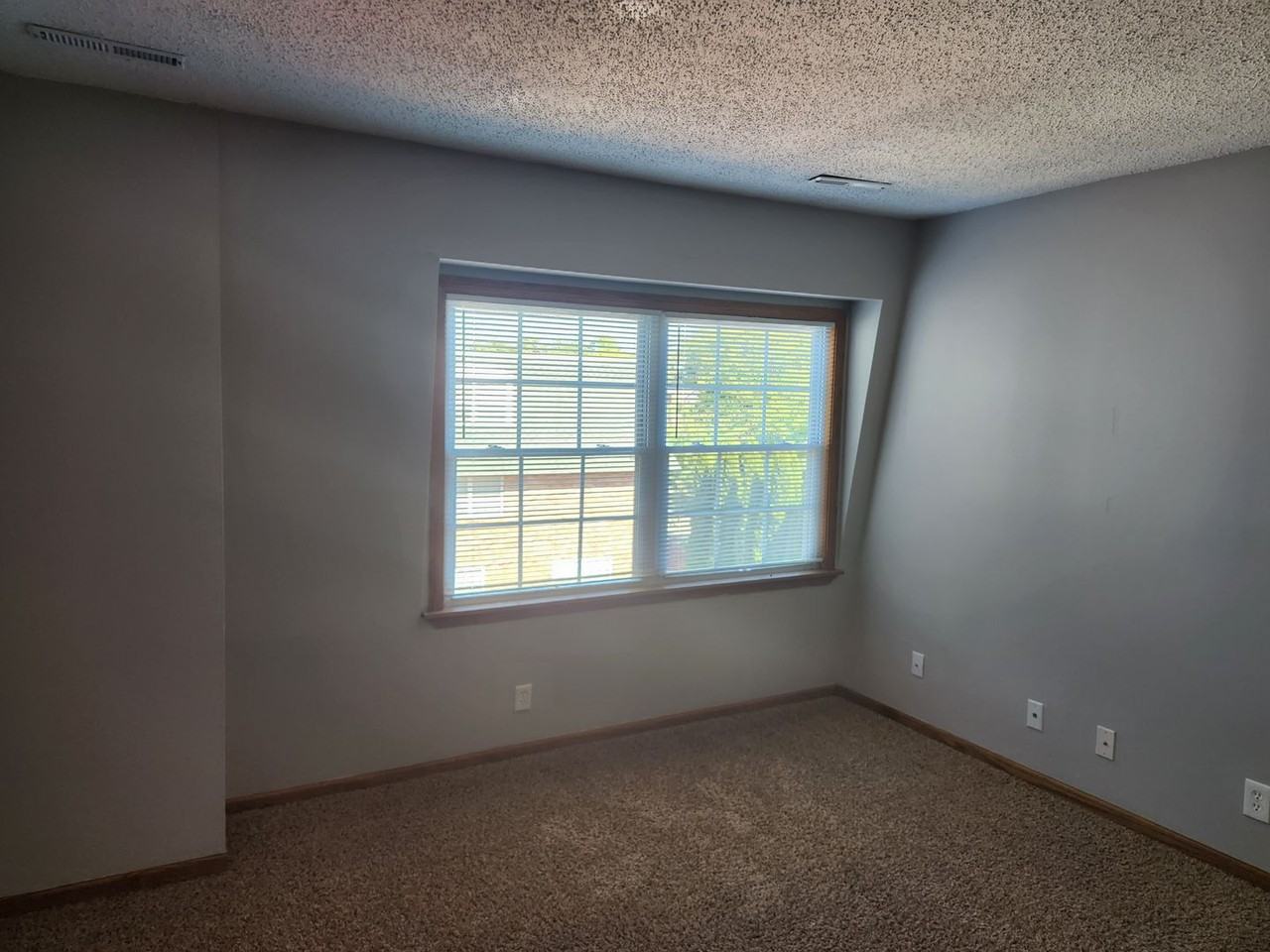 Pleasant Court Apartments - Photo 2 of 9