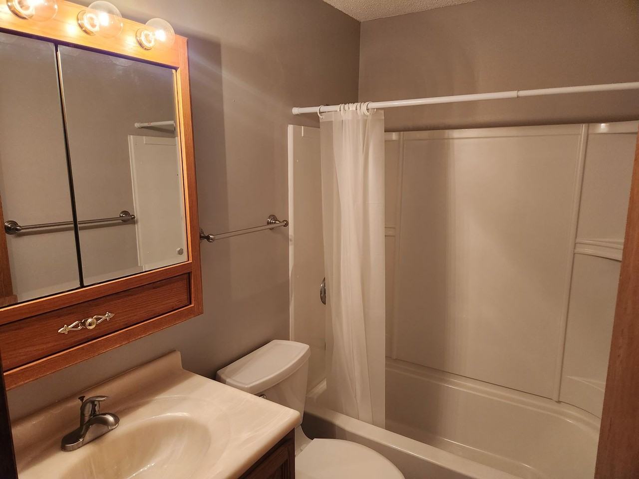 Pleasant Court Apartments - Photo 5 of 9