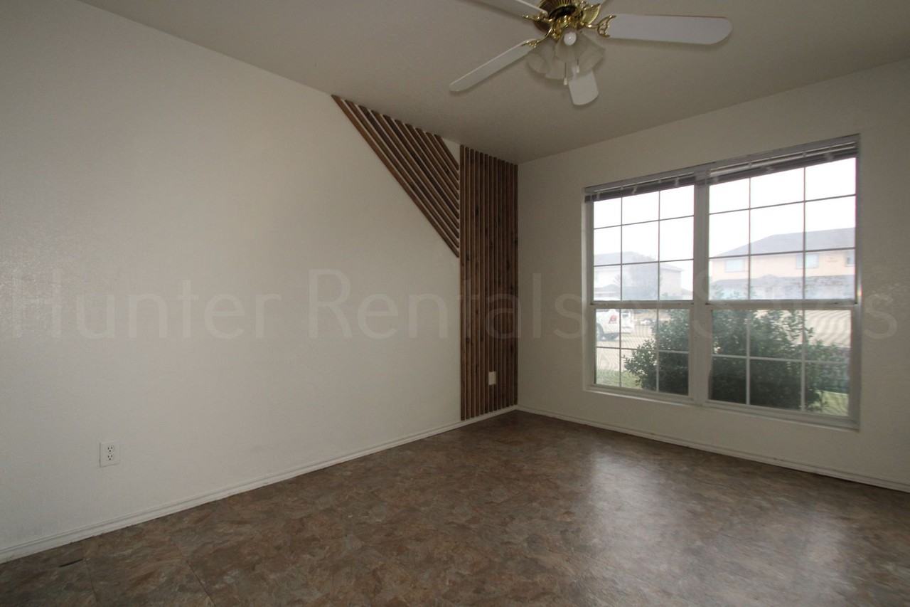 4401 Alan Kent Dr Apt B - Photo 2 of 21