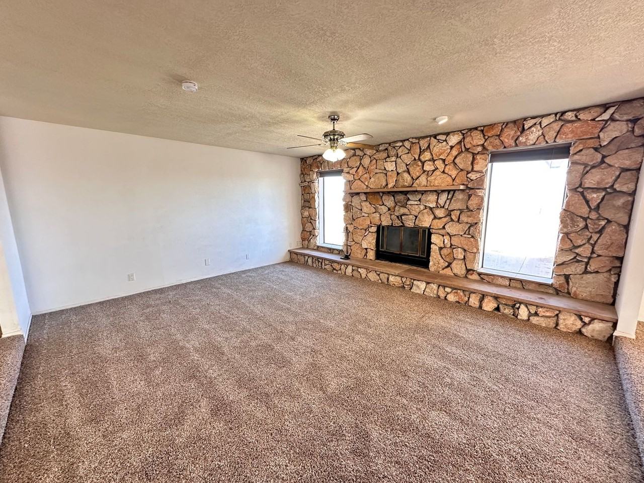 639 Baltic Ave Se - Photo 4 of 30