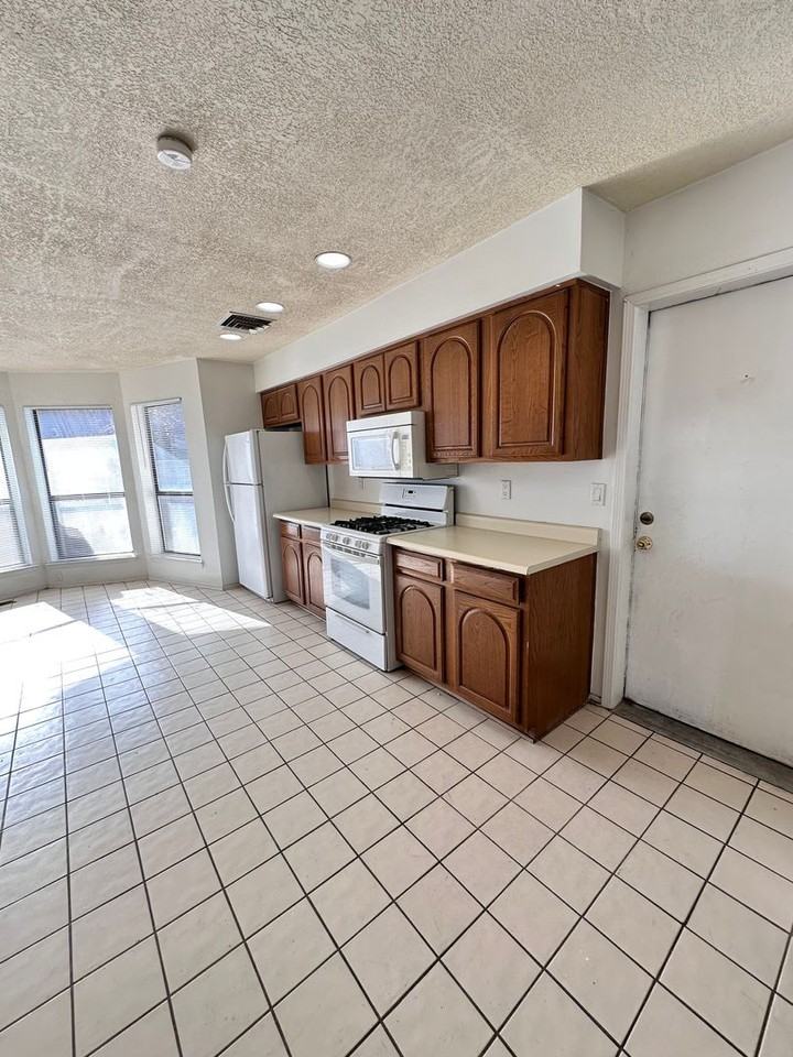 639 Baltic Ave Se - Photo 7 of 30