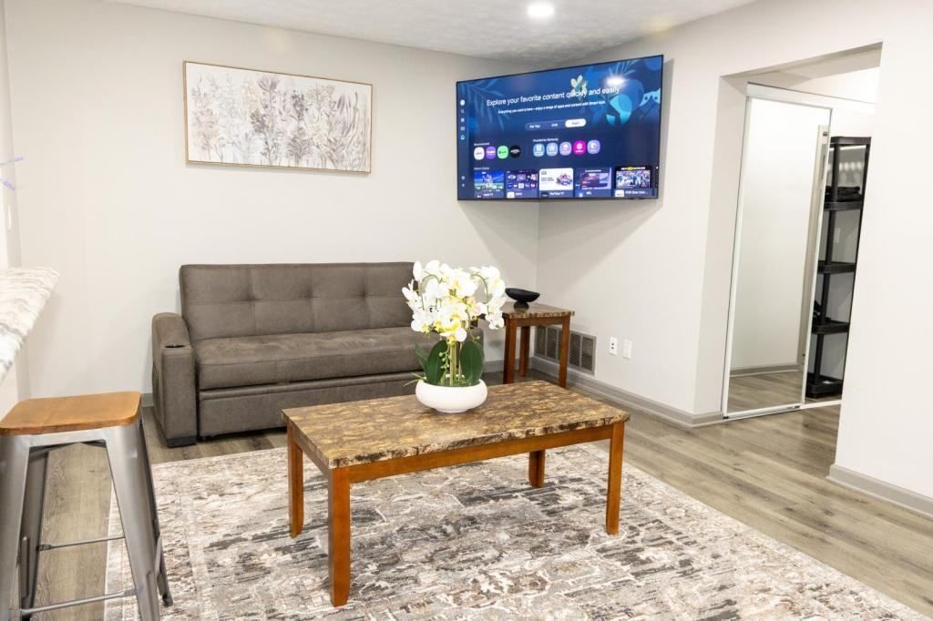 696 Gordon Smith Blvd - Photo 3 of 17