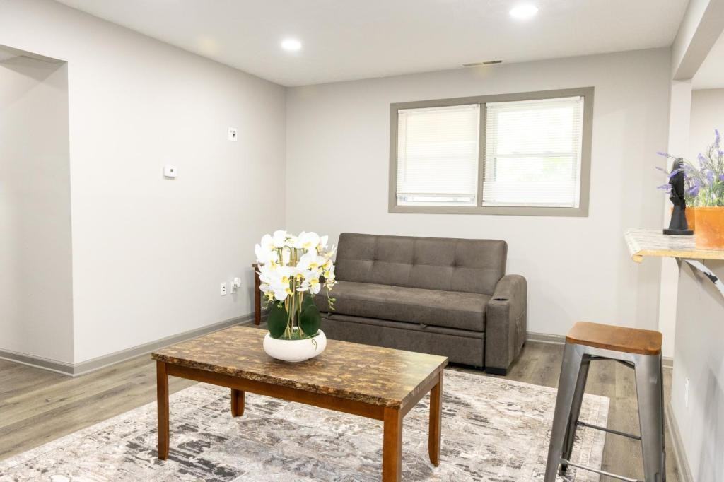 696 Gordon Smith Blvd - Photo 4 of 17