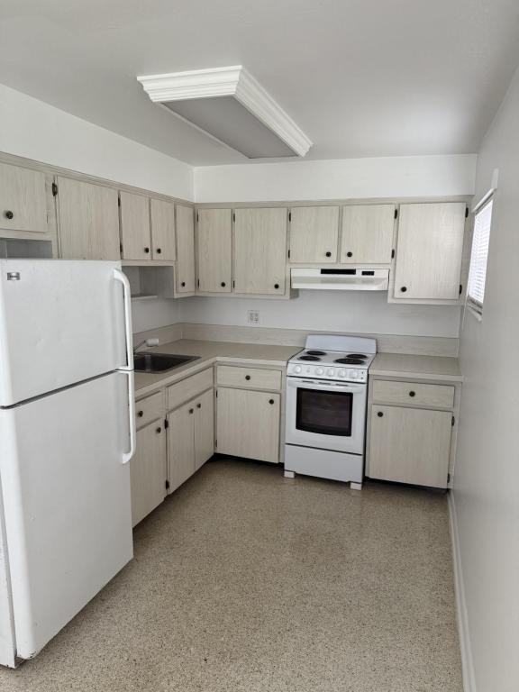 1030 Indian River Ave - Photo 4 of 12