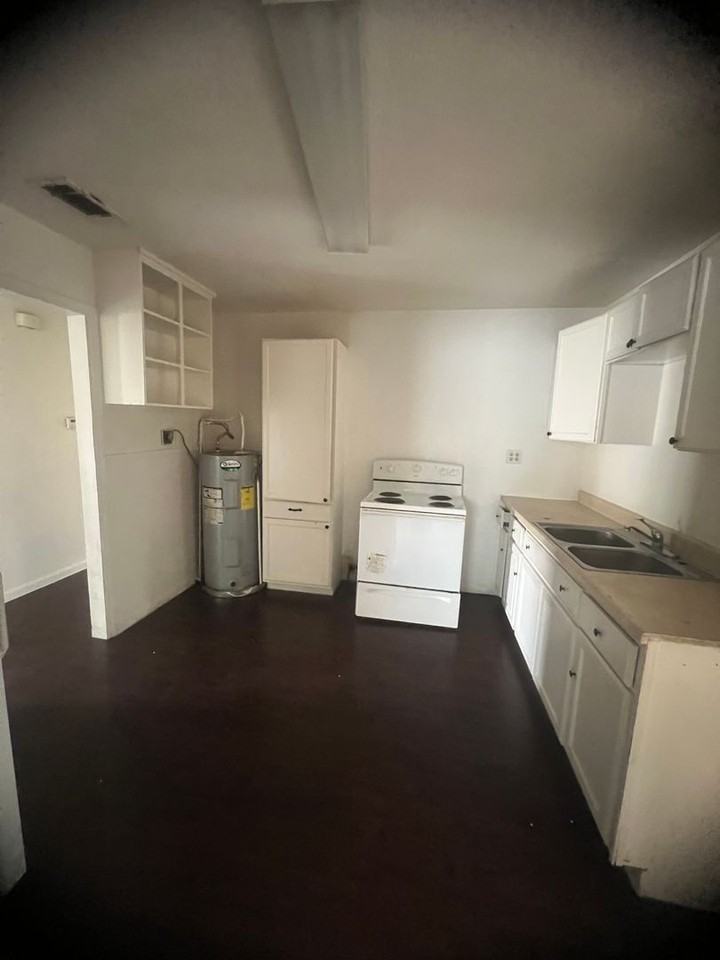 3704 N 25th St - Photo 3 of 10