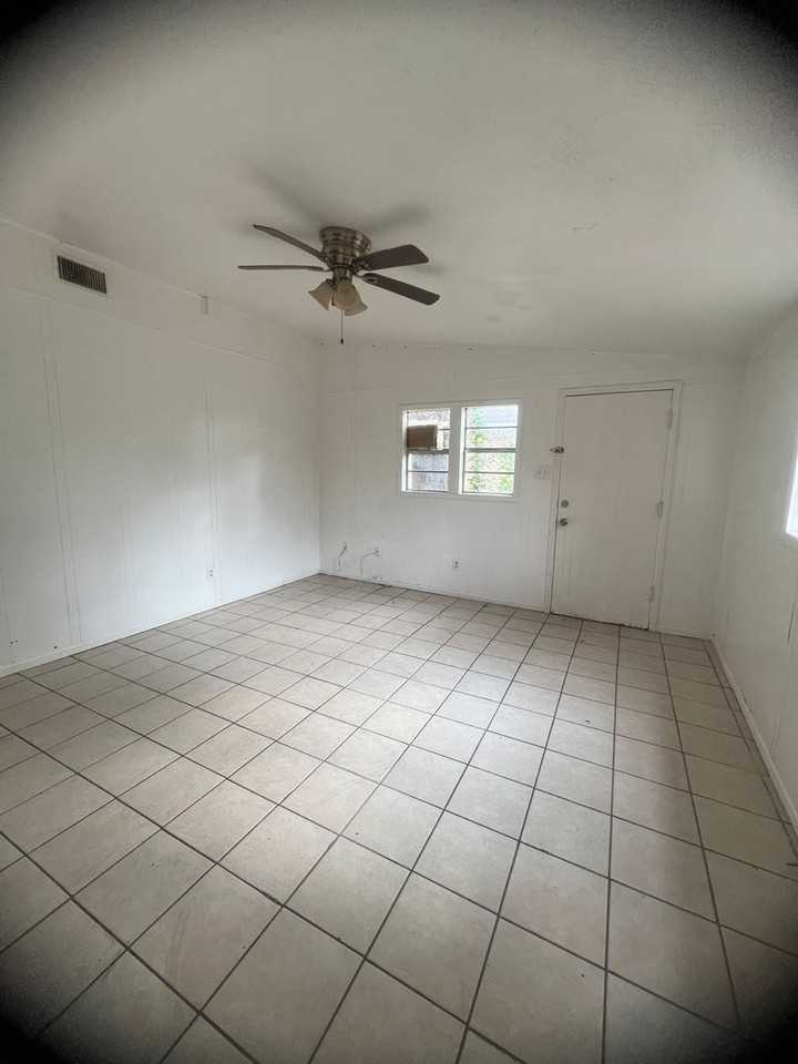 3704 N 25th St - Photo 5 of 10