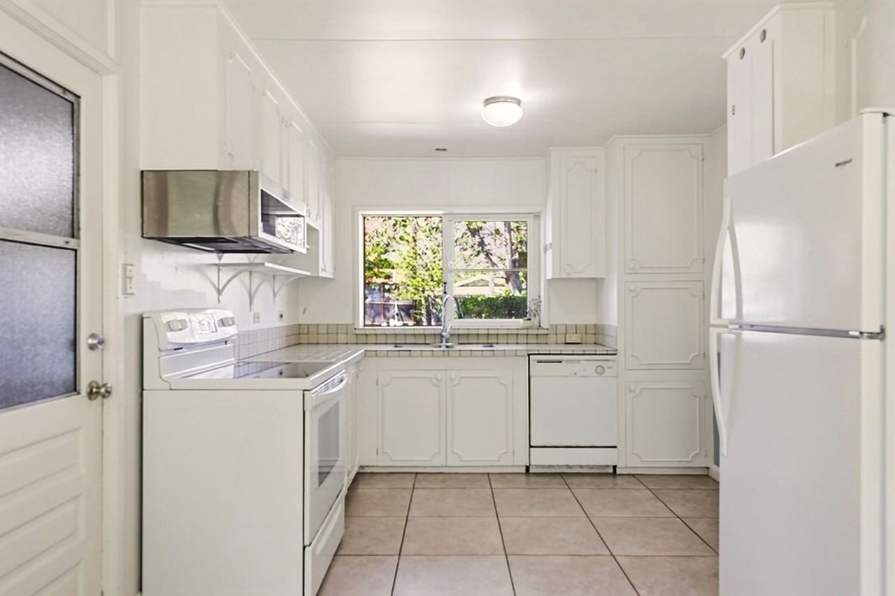 1032 Kainui Dr - Photo 4 of 16
