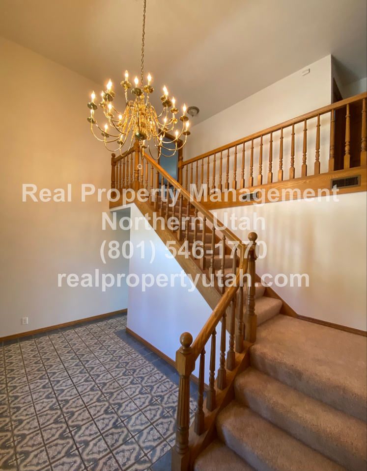 986 Oakwood Dr - Photo 2 of 31