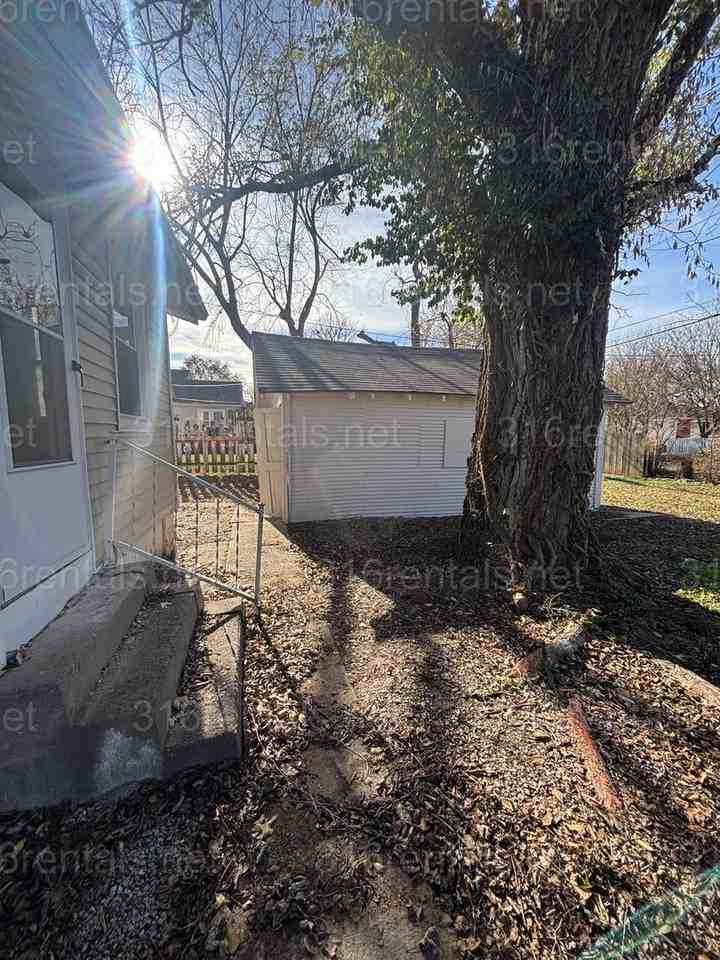 521 N Summit St - Photo 2 of 19