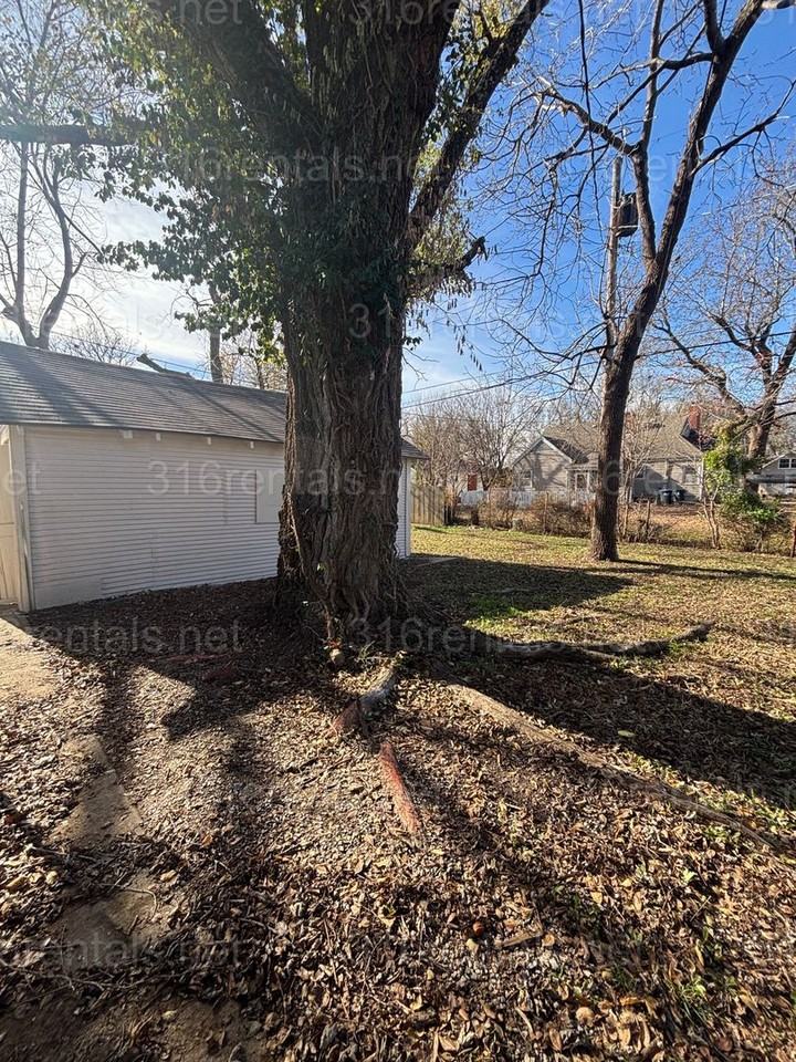 521 N Summit St - Photo 3 of 19