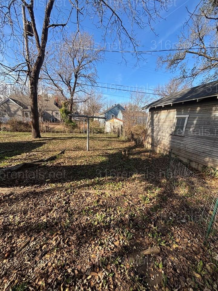 521 N Summit St - Photo 4 of 19