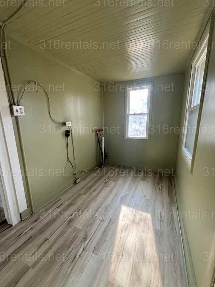 521 N Summit St - Photo 7 of 19