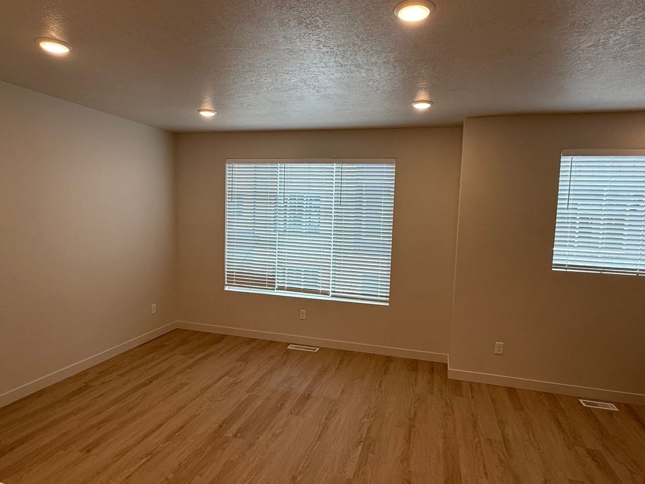 1166 N Clifton Dr - Photo 3 of 22