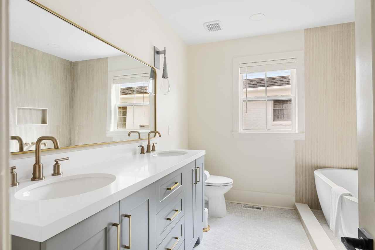 189 3rd Avenue - Photo 4 of 45