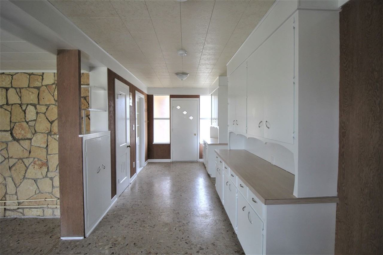 564 Laurel Ln - Photo 3 of 40