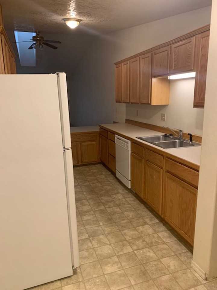 677 Benjamin Ave - Photo 2 of 10