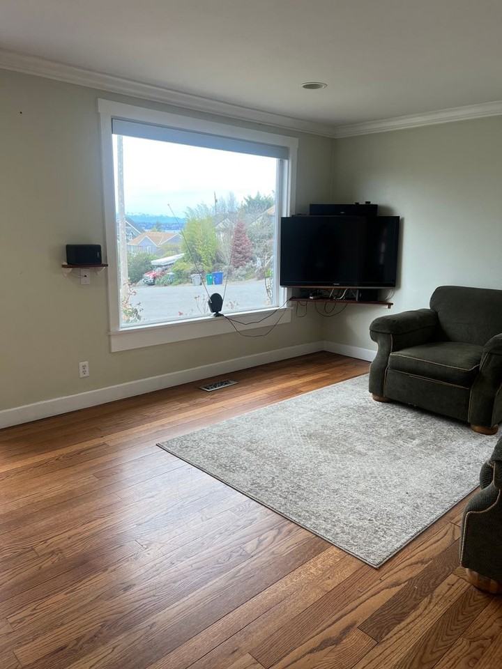 558 Windsor Pl Ne - Photo 2 of 33