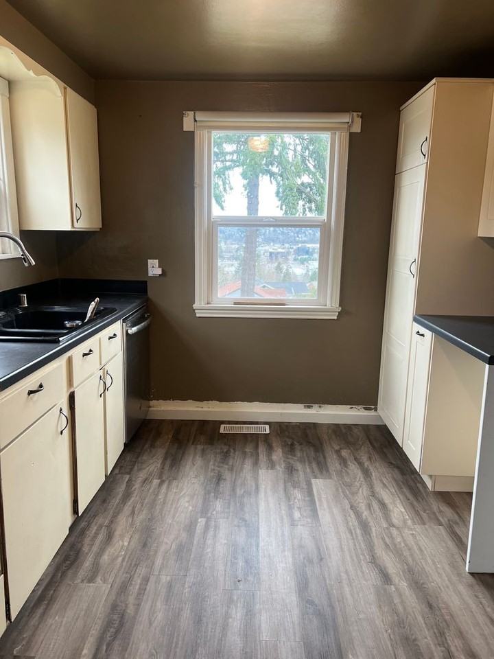 558 Windsor Pl Ne - Photo 7 of 33