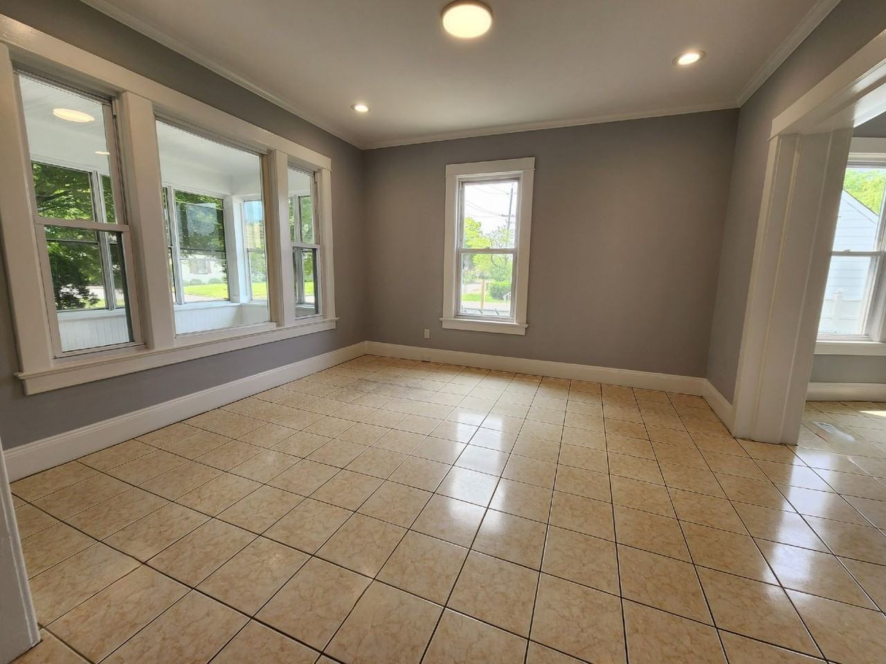 121 S Farview Ave - Photo 4 of 19