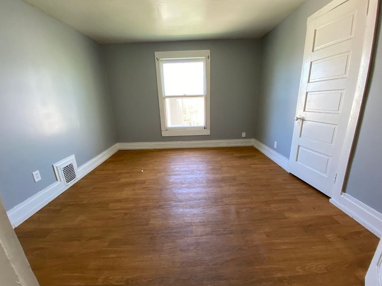 817 Egleston Avenue - Photo 3 of 8