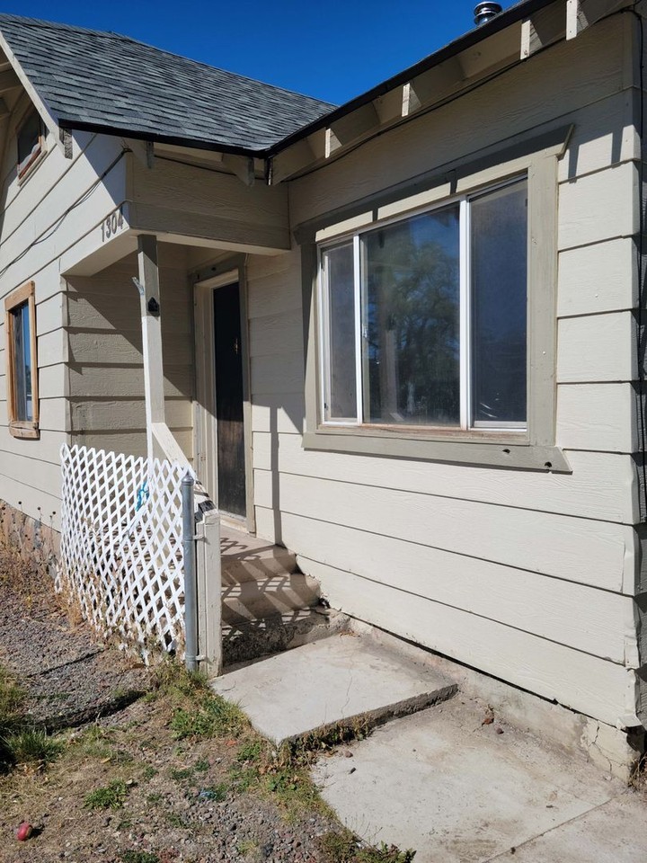 1304 W 8th St - Photo 2 of 13