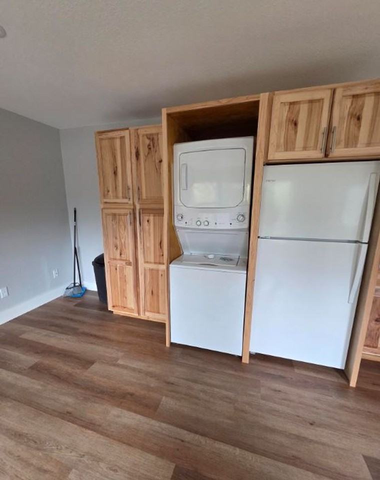 505 505 East Lane - Studio - Photo 4 of 10